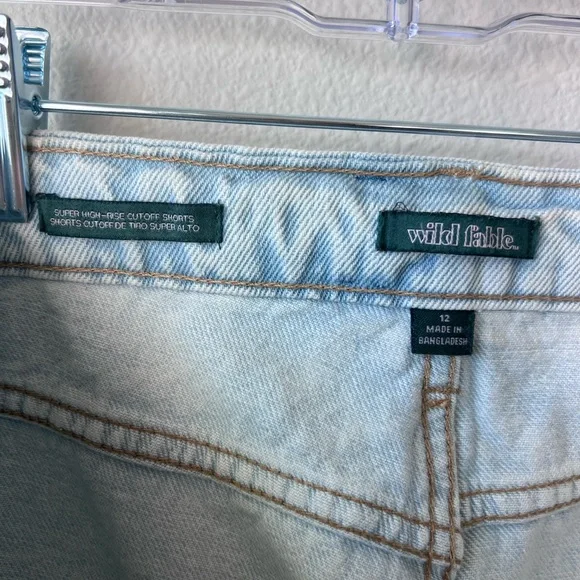 Wild Fable Light Wash Distressed Jean Shorts Size 12 - Picture 2 of 3
